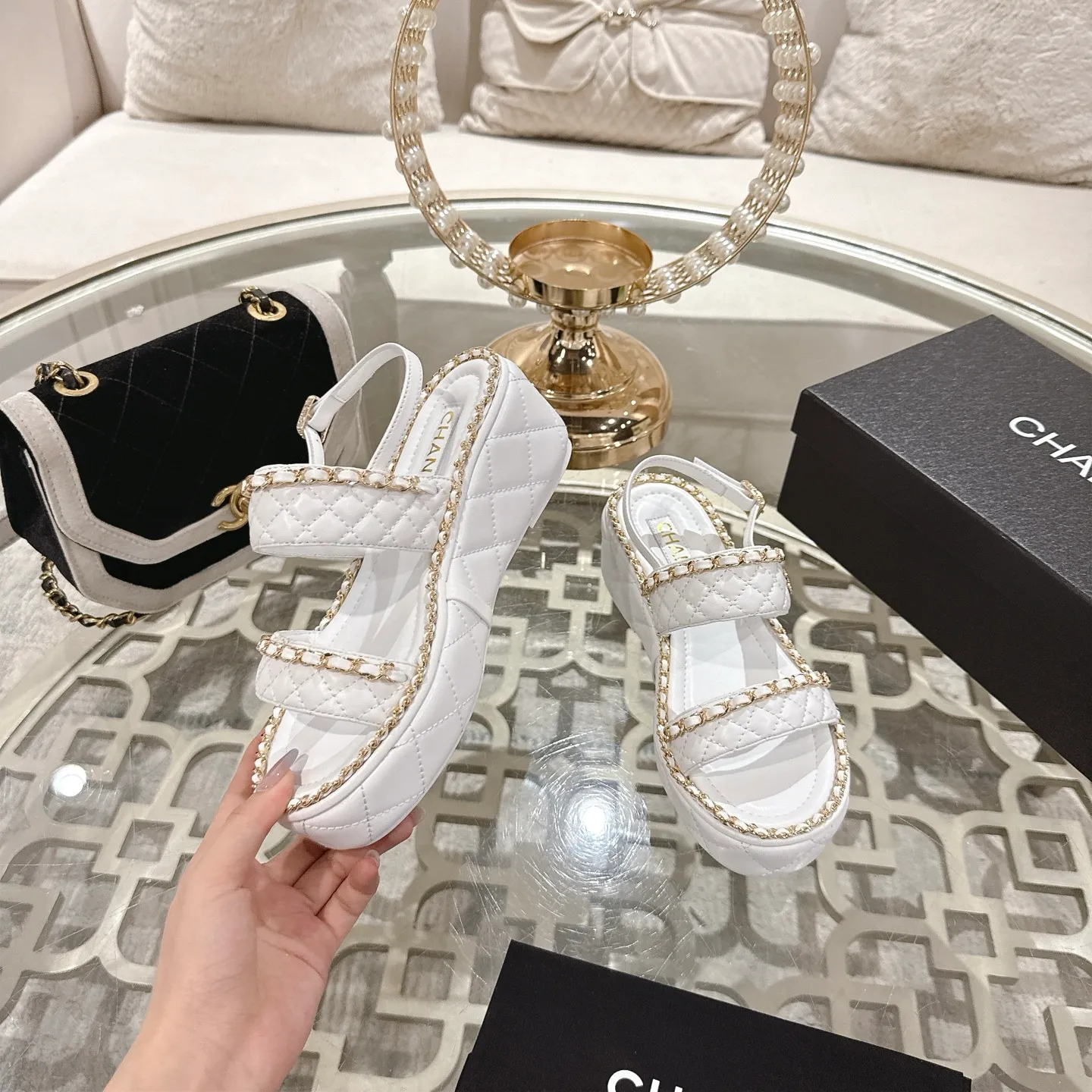 👟👟Ex-factory price 600👟👟 𝐂𝐇𝐀𝐍𝐄𝐋 | Xiaoxiang 25𝐬𝐬 🦋2025 Spring and Summer New Products Counter Classic Xiaoxiang Double C Diamond Chain Slippers Series New〰 🍬 The absolute best in the BS fashion circle. Matching will perform meticulously Minimalist, classic elements that will never fade away 💋 Show unique dressing style, too beautiful to say anything. A must-have for summer... Upper: Original high-customized lambskin Lining: Imported mixed sheepskin lining Outsole: Original molded non-slip outsole Shoe size: 35-39 (34.40.41.42 customization is not returnable)